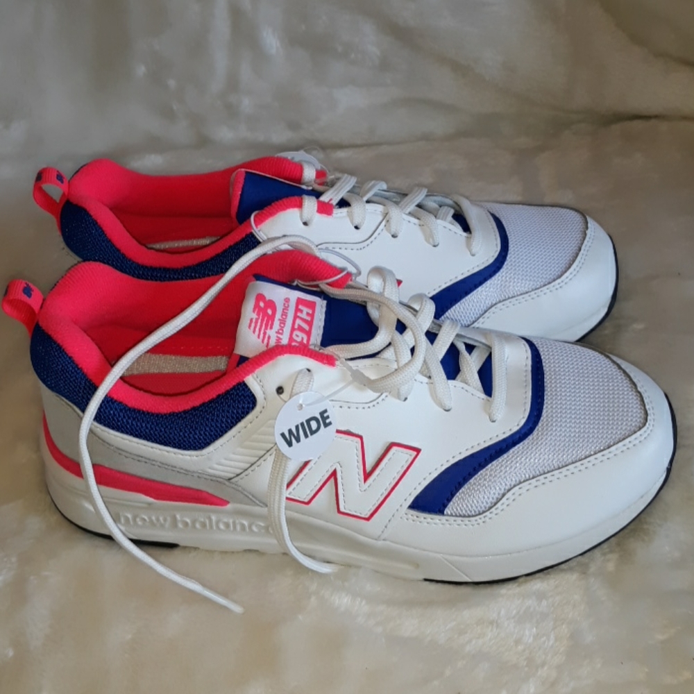 NIB kids New Balance size 5.5 Tennis Shoes